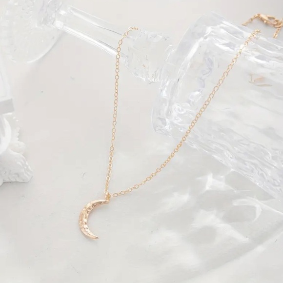 ⚜️ Minimalist Moon Pendant Necklace 🌙 - Picture 5 of 6
